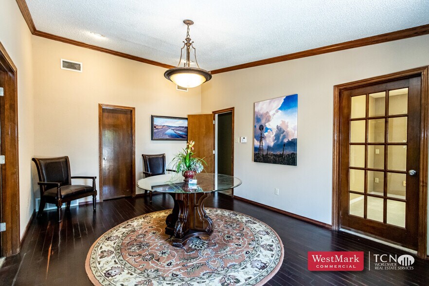 More Photos Of 4010 21st St, Lubbock Office For Lease