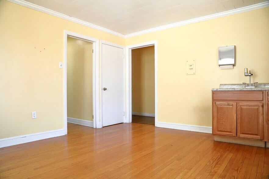 More Photos Of 221 E Princess St, York Office For Sale