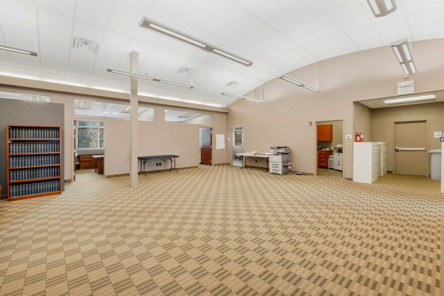 More Photos Of 7430 S Creek Rd, Sandy Office For Lease