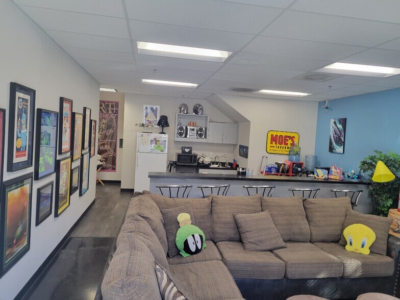 More Photos Of 7575 N San Fernando Rd, Burbank Warehouse For Sale