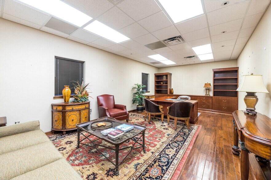 More Photos Of 208 E Houston St, Beeville Office For Sale