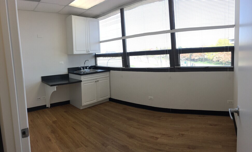 More Photos Of 4433 W Touhy Ave, Lincolnwood Office For Lease