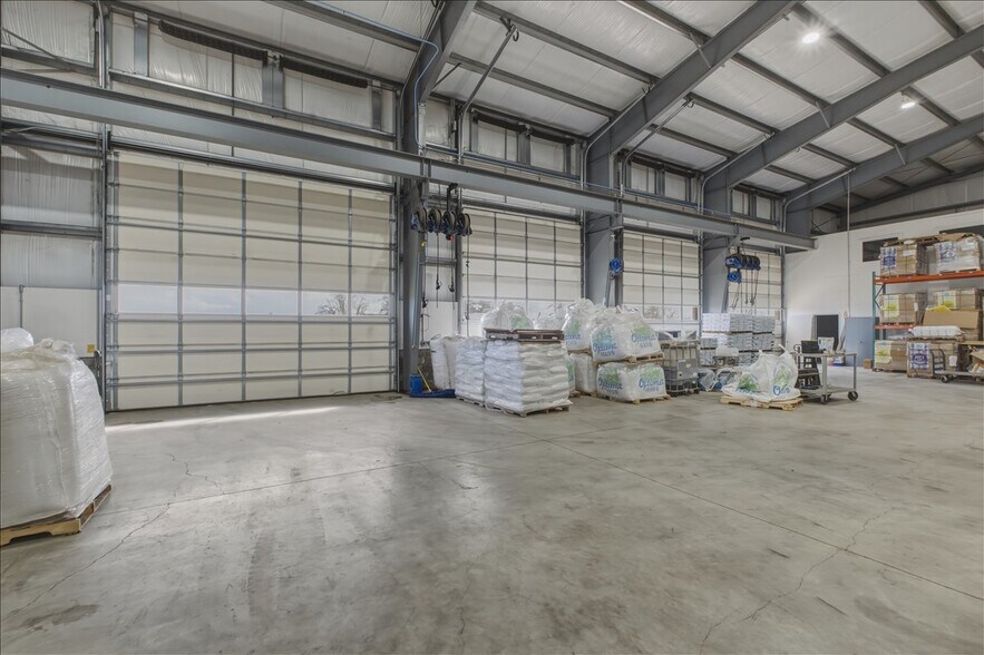 More Photos Of 6011 Grinde Ln NE, Silverton Flex For Lease