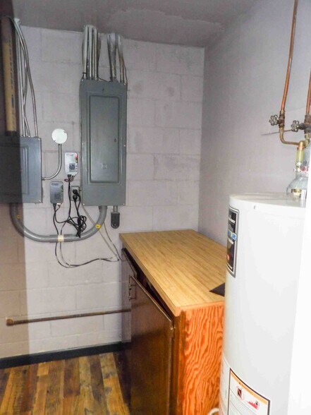 More Photos Of 400 E Jack Choate Ave, Hennessey Office For Sale