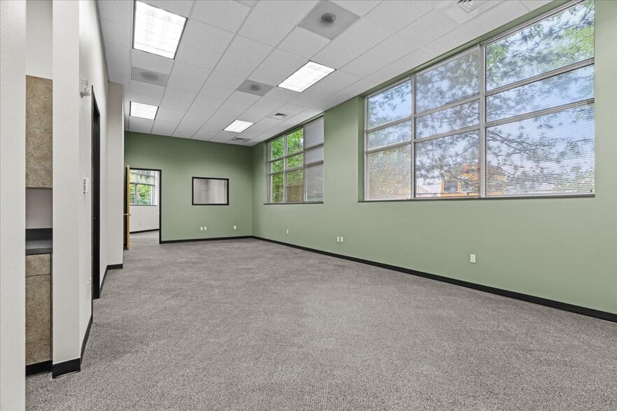 More Photos Of 6455 Lakeview Blvd, Lake Oswego Flex For Lease