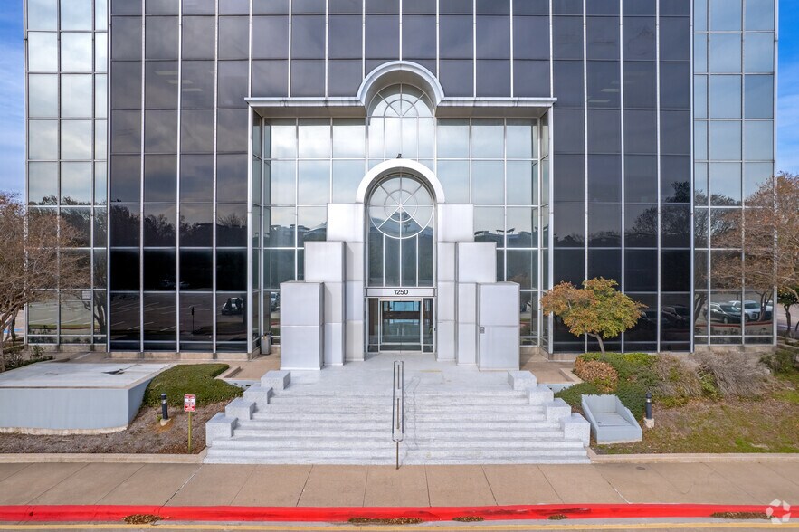 More Photos Of 1250 E Copeland Rd, Arlington Office For Lease