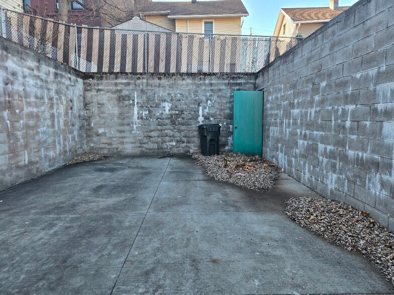 More Photos Of 508 Broad Ave, Ridgefield Storefront Retail Residential For Lease