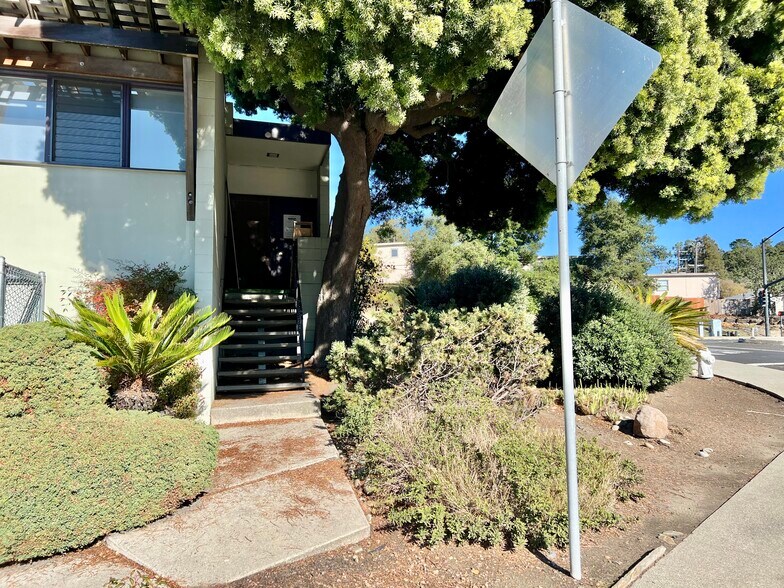 More Photos Of 401 Valley View Rd, El Sobrante Veterinarian Kennel For Sale