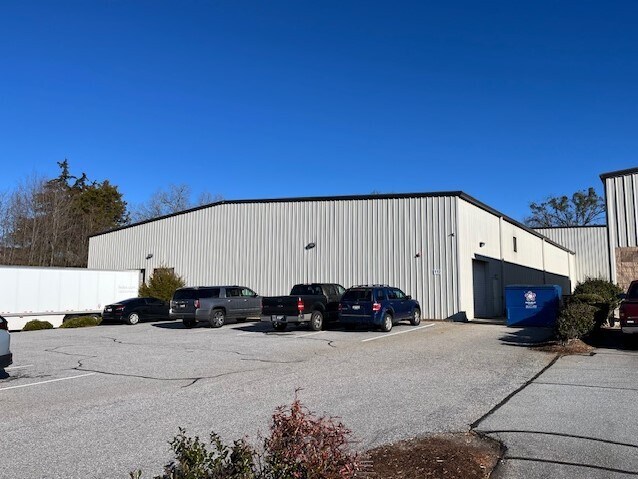 More Photos Of 112 Prosperity Blvd, Piedmont Distribution For Lease