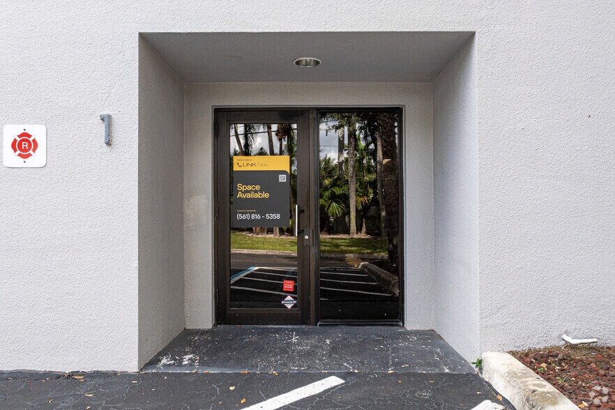 More Photos Of 11260 Fortune Cir, Wellington Warehouse For Lease