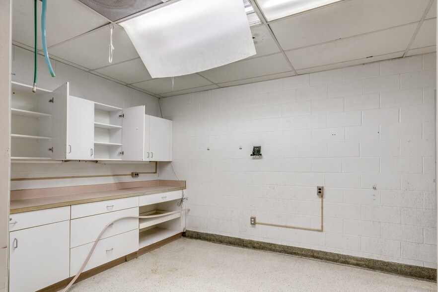 More Photos Of 5410 Allen Rd, Allen Park Medical For Sale