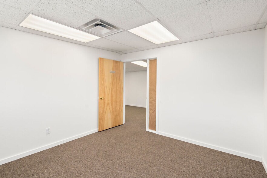 More Photos Of 562 W Crete Cir, Grand Junction Warehouse For Lease