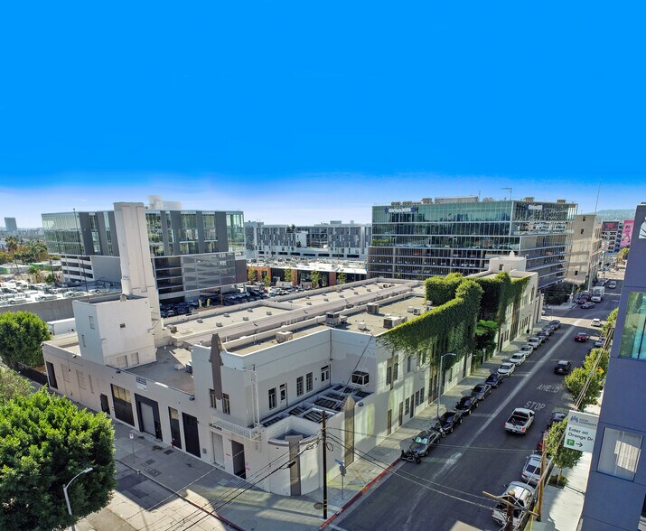 More Photos Of 7000 Romaine St, Los Angeles Showroom For Lease