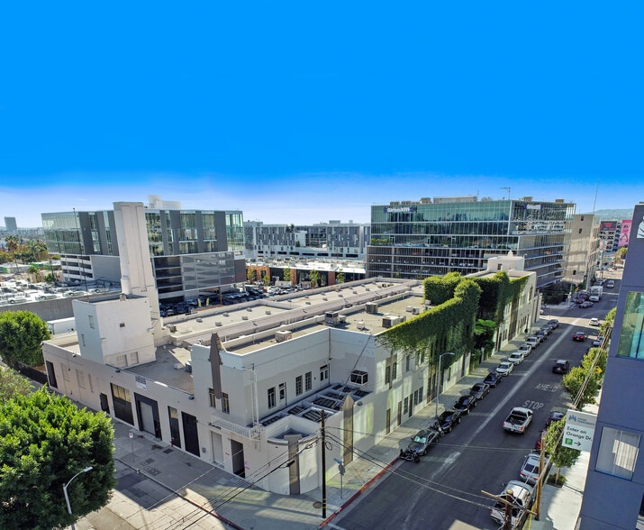 More Photos Of 7000 Romaine St, Los Angeles Showroom For Lease