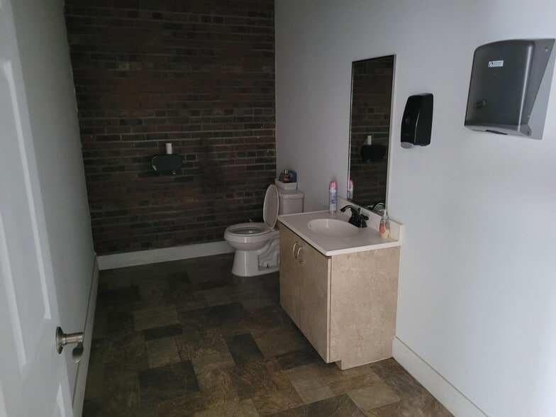 More Photos Of 1512 Garner Rd, Raleigh Warehouse For Lease