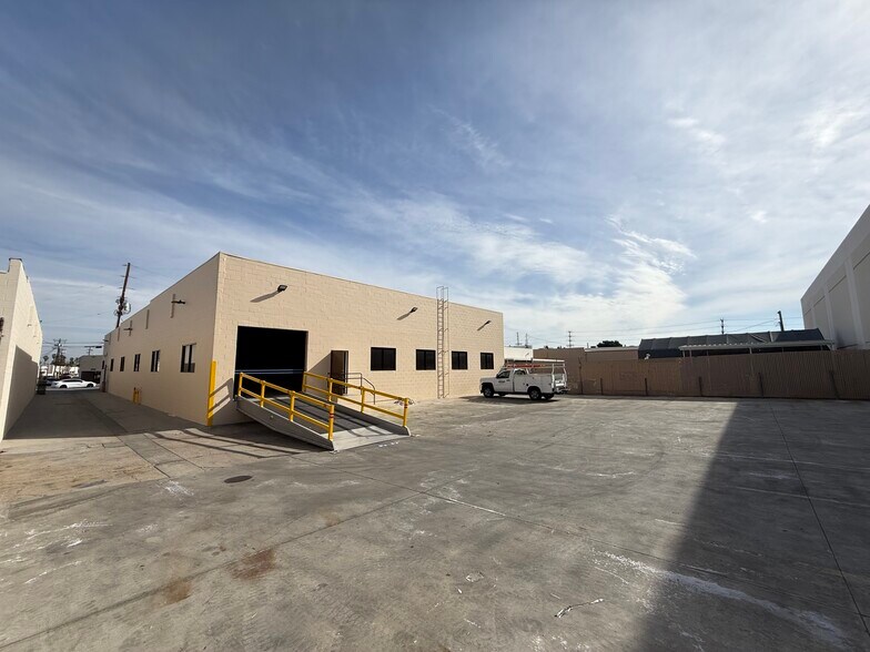 More Photos Of 8945 Quartz Ave, Northridge Warehouse For Lease