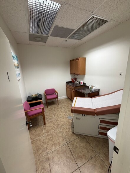 More Photos Of 681 Goodlette Rd N, Naples Medical For Sale