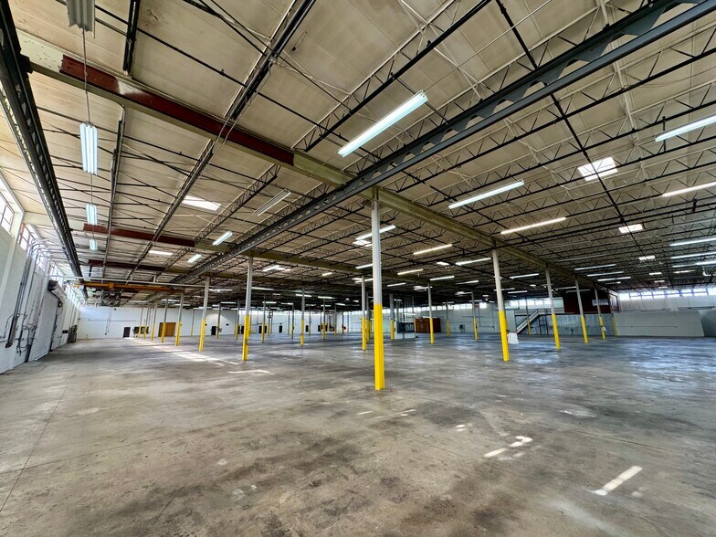 More Photos Of 1600 Nw 165th St, Miami Manufacturing For Sale