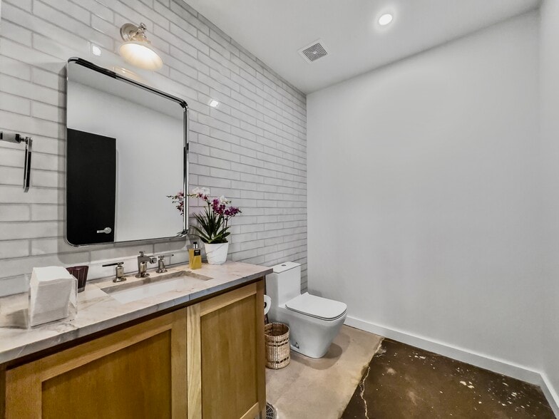 More Photos Of 2330 Langford St, Dallas Storefront For Sale