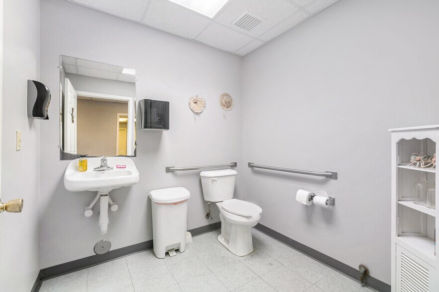 More Photos Of 2170 Lavelle Rd, Flint Flex For Sale