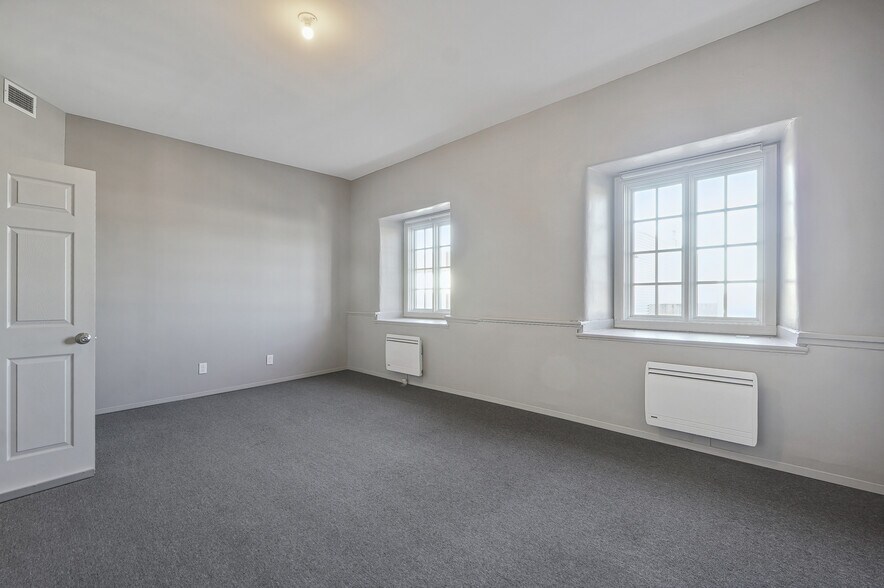 More Photos Of 32 Rue Saint-Charles, Longueuil Office For Lease