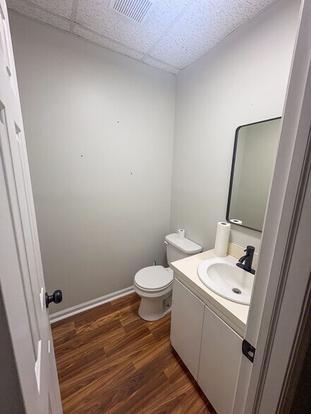 More Photos Of 890 Johnnie Dodds Blvd, Mount Pleasant Office For Lease