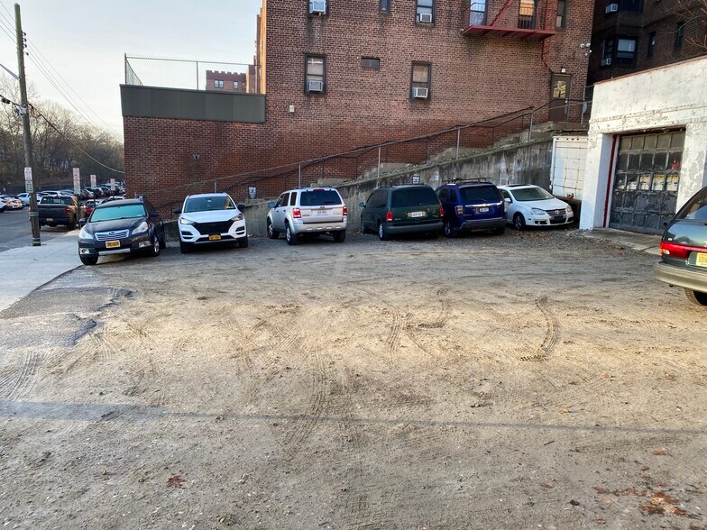 More Photos Of 20 Grayrock Rd, Scarsdale Light Manufacturing For Sale