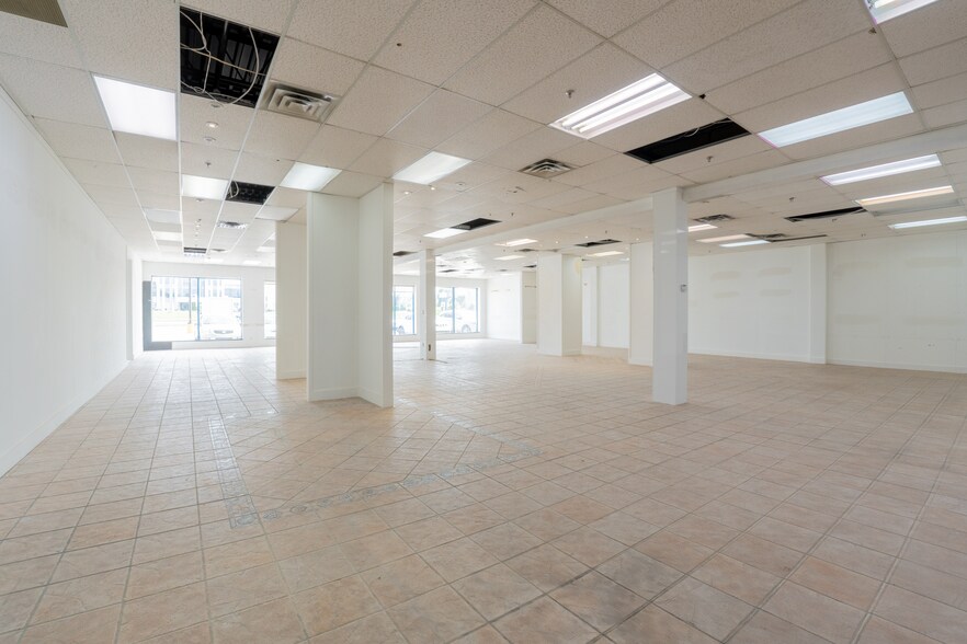 More Photos Of 7527-7583 Boul Henri-Bourassa E, Montréal Flex For Lease