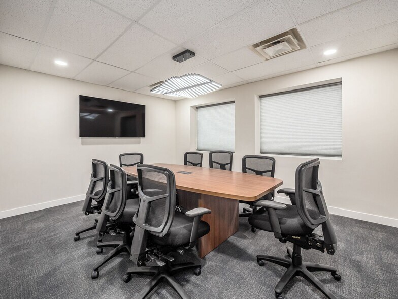 More Photos Of 750 W Broad St, Columbus Office For Sale