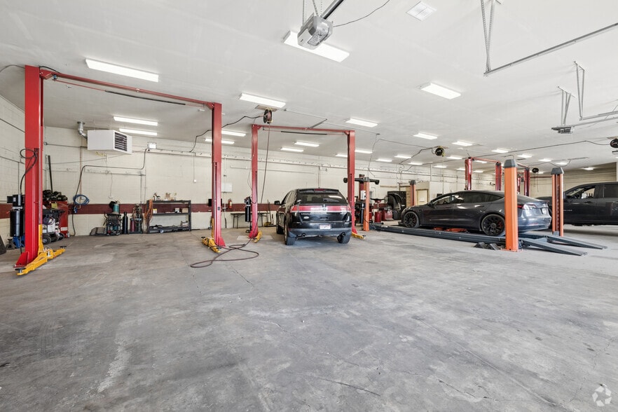 More Photos Of 221 11th Ave N, Nampa Auto Repair For Sale