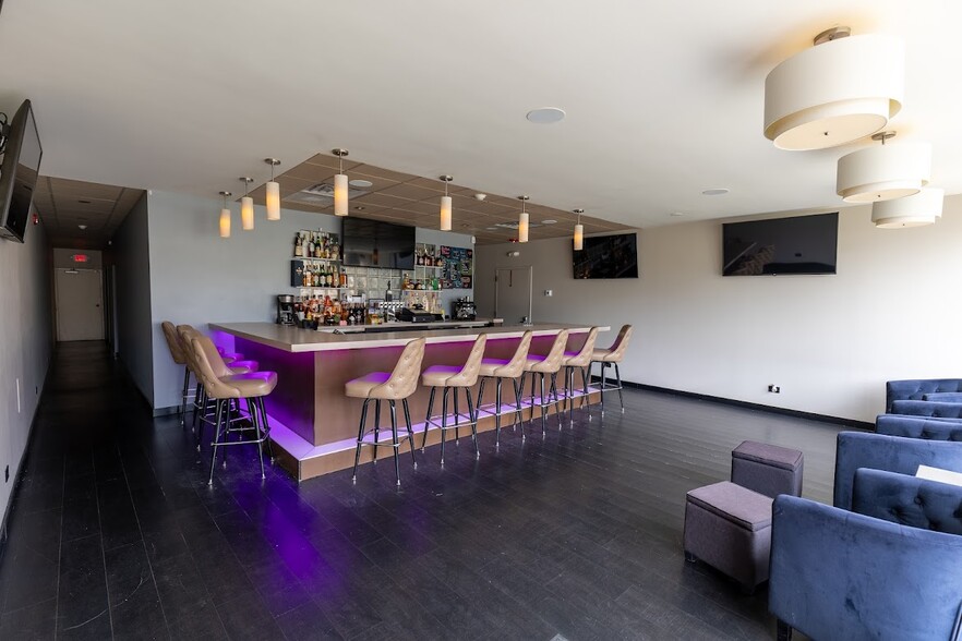 More Photos Of 8905 W Cermak Rd, Riverside Storefront Retail Office For Sale