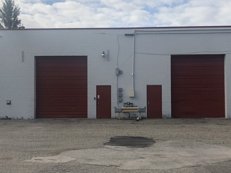More Photos Of 12250-12264 Universal Dr, Taylor Warehouse For Lease