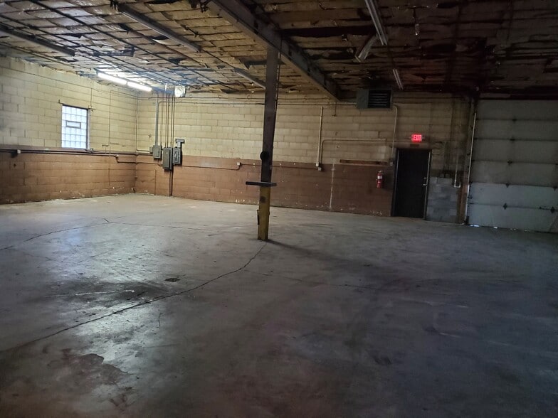 More Photos Of 380 Bennett Dr, Elk Grove Village Warehouse For Lease