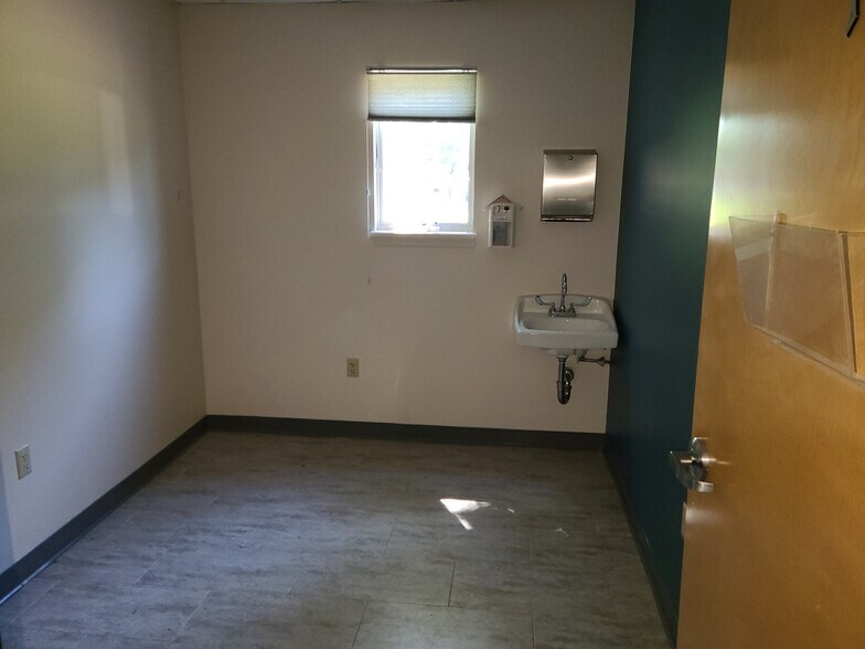 More Photos Of 59 Highway 516, Old Bridge Medical For Sale