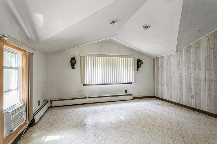 More Photos Of 109-111 N Cross Rd, Lagrangeville Veterinarian Kennel For Sale