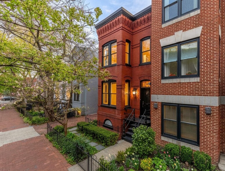 More Photos Of 329 8th St NE, Washington Office For Sale