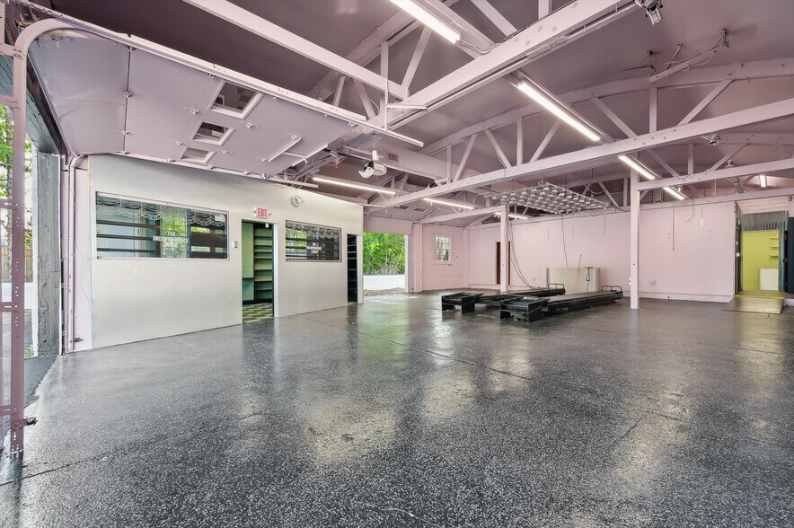 More Photos Of 9 Railroad Ave, East Hampton General Retail For Lease