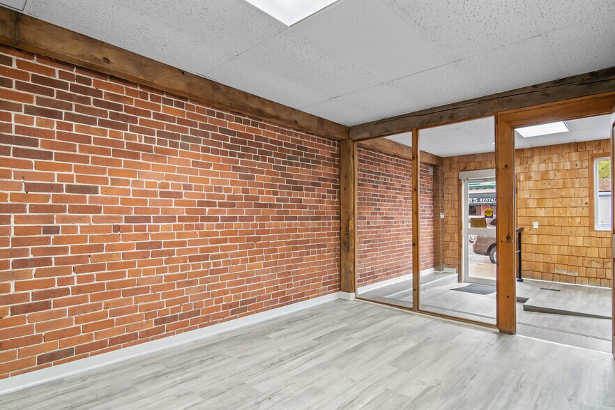More Photos Of 58 Dundas St E, Napanee Storefront For Sale