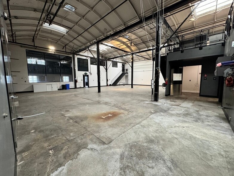 More Photos Of 800-808 E Washington Ave, Santa Ana Warehouse For Lease