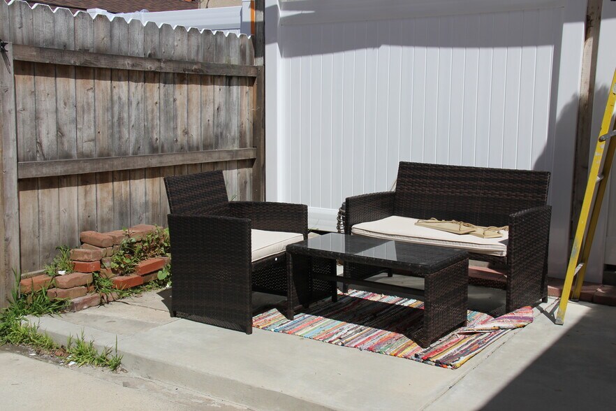 More Photos Of 2016-2020 E Main St, Ventura Storefront Retail Office For Sale