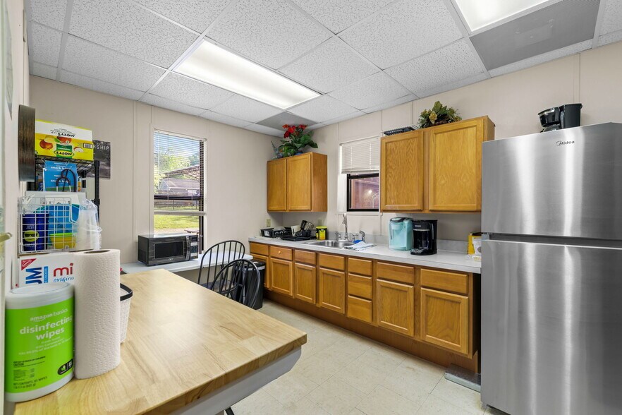More Photos Of 310 Terrell Rd, Franklin Office For Sale