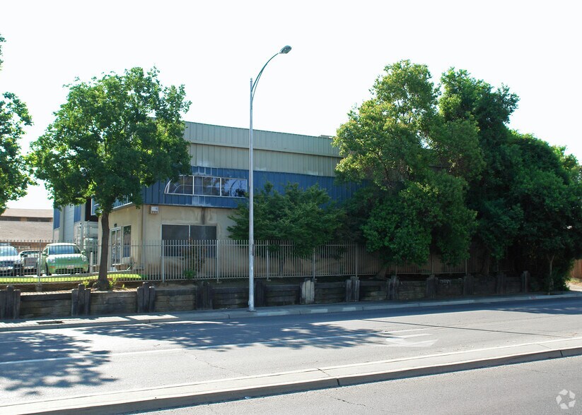 More Photos Of 444 N 1st St, Fresno Freestanding For Sale