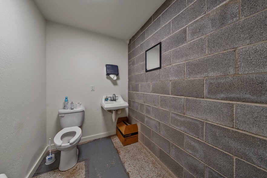 More Photos Of 1918 Bobcat Way, White City Warehouse For Sale