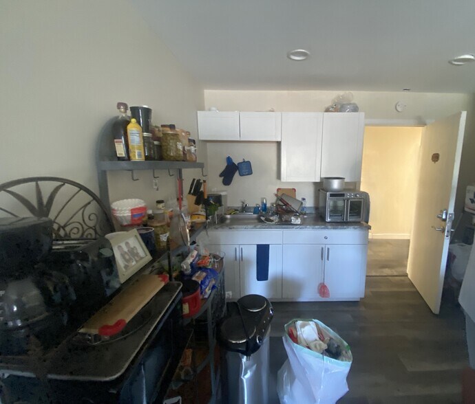 More Photos Of 1 Proactive Dr, New Florence Hotel For Sale