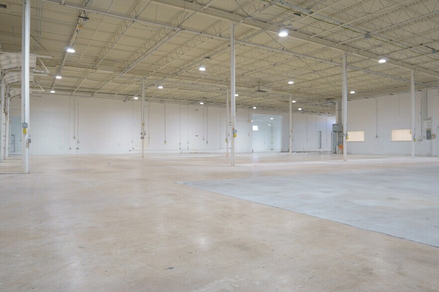 More Photos Of 9121 King Arthur Dr, Dallas Manufacturing For Lease
