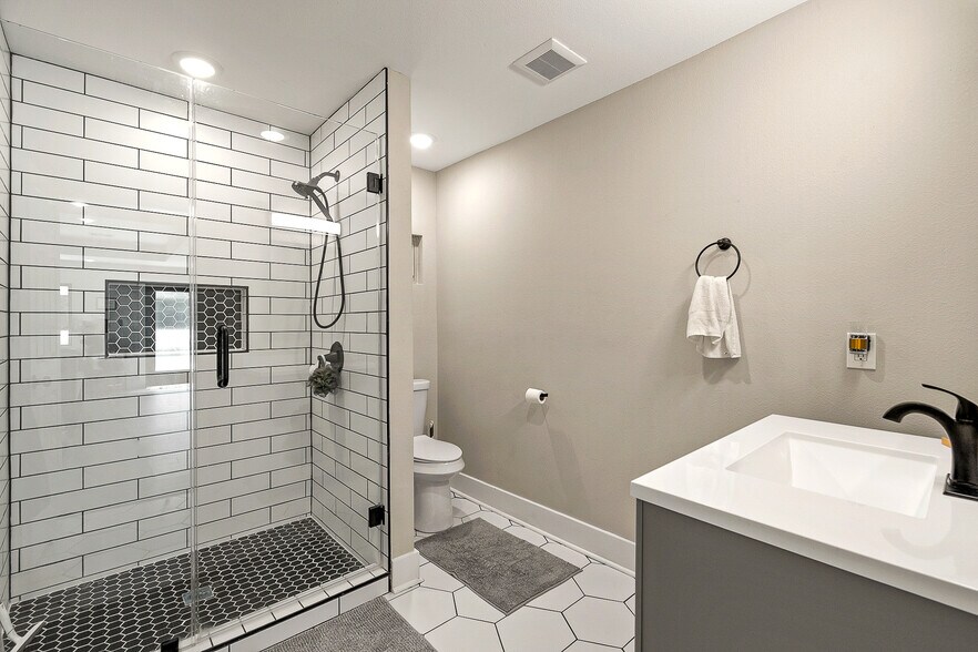 More Photos Of 5110 Treaschwig Rd, Spring Specialty For Sale