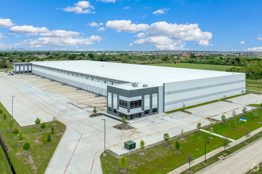 More Photos Of 11550 Spectrum Blvd, Houston Distribution For Lease