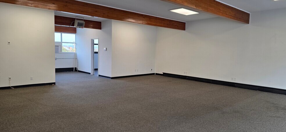 More Photos Of 3211 Broadway, Everett Warehouse For Lease