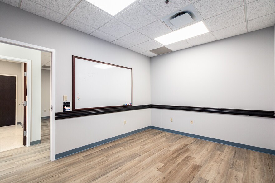 More Photos Of 21351 Gentry Dr, Sterling Office For Sale