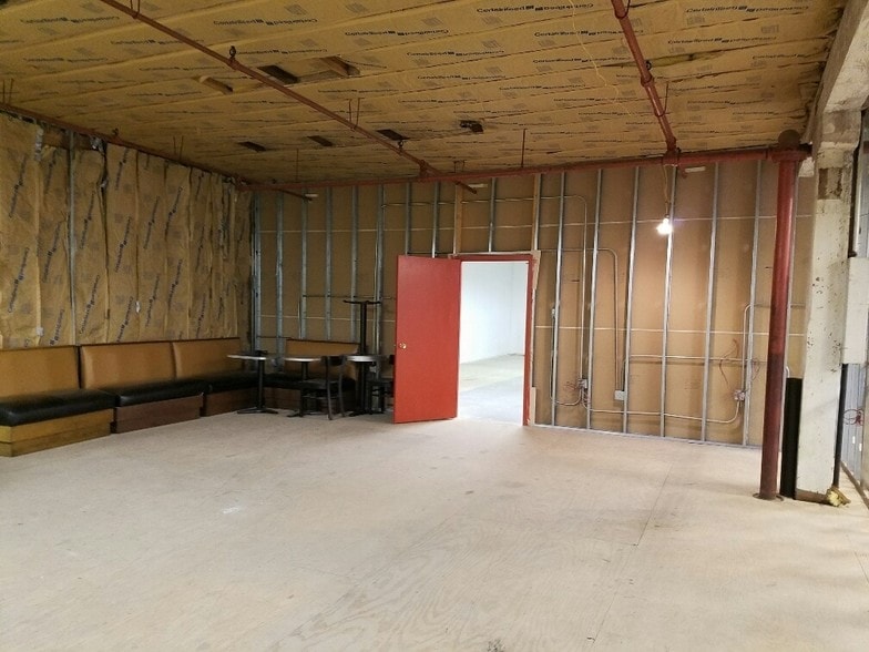 More Photos Of 3130-3136 W Chicago Ave, Chicago Showroom For Sale